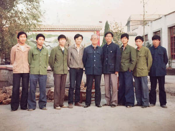 中：中央工艺美院郑可教授，右四：刘富安，左四：吴少湘（郑可教授研究生），左一：杨国奇，左二：丁建中，左三：许海军，右一：曹石岭，右二：温选，右三：苗红召。（1980年代在钧瓷一厂试验室大院合影）.jpg
